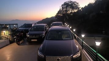 Parkir mandiri gratis dan parkir valet gratis