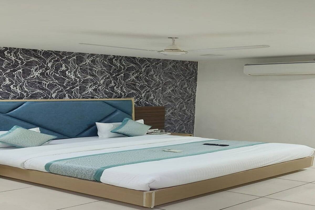 Hypo-allergenic bedding, desk, rollaway beds, free WiFi