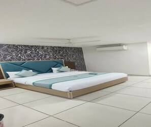 Hypo-allergenic bedding, desk, rollaway beds, free WiFi
