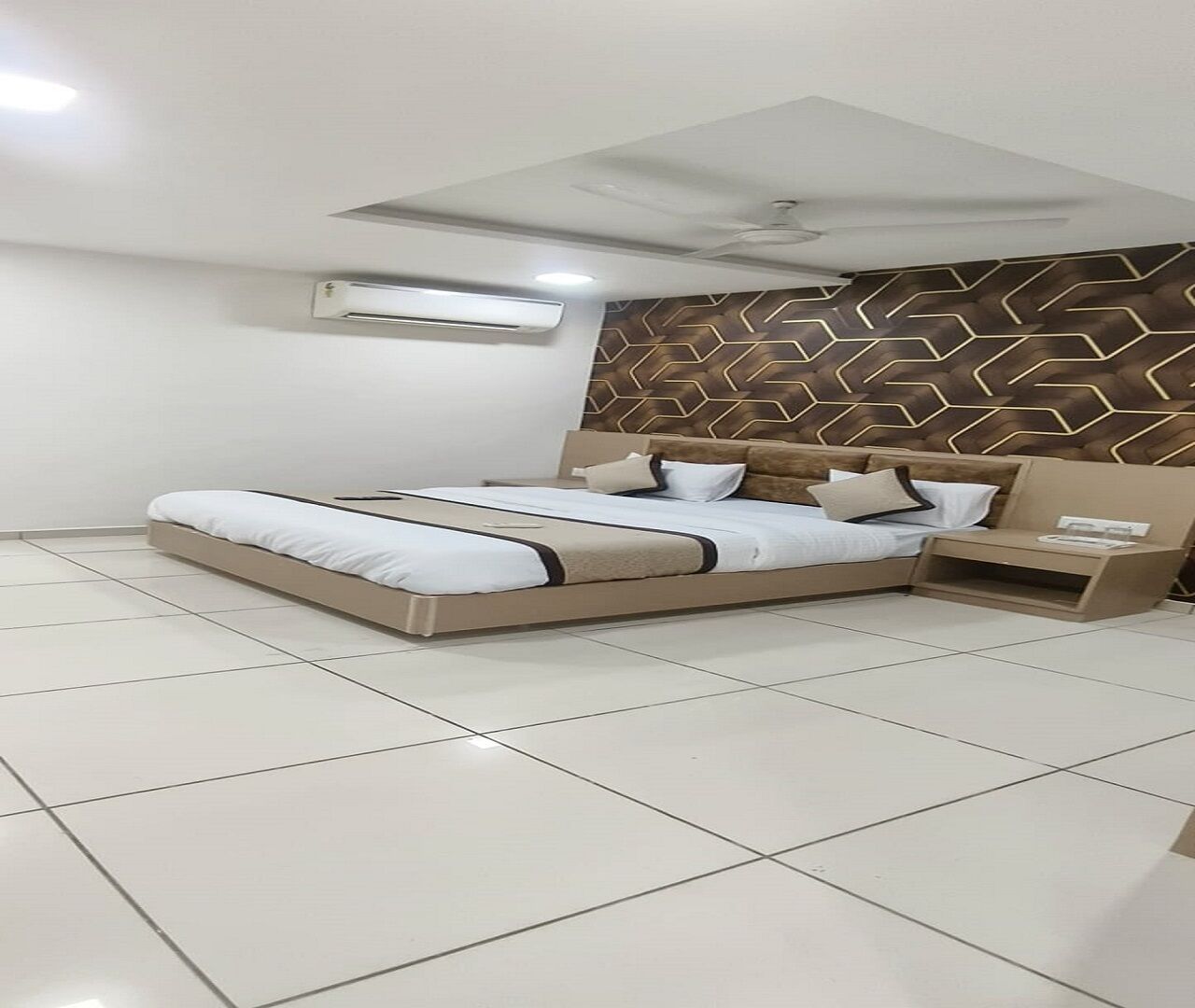 Deluxe Double Room, City View | Hypo-allergenic bedding, desk, rollaway beds, free WiFi