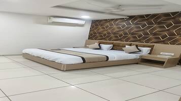 Deluxe Double Room, City View | Hypo-allergenic bedding, desk, rollaway beds, free WiFi