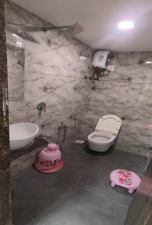 Deluxe Double Room, City View | Bilik Mandi | Pancuran mandi, kelengkapan dandanan diri percuma, tuala disediakan 
