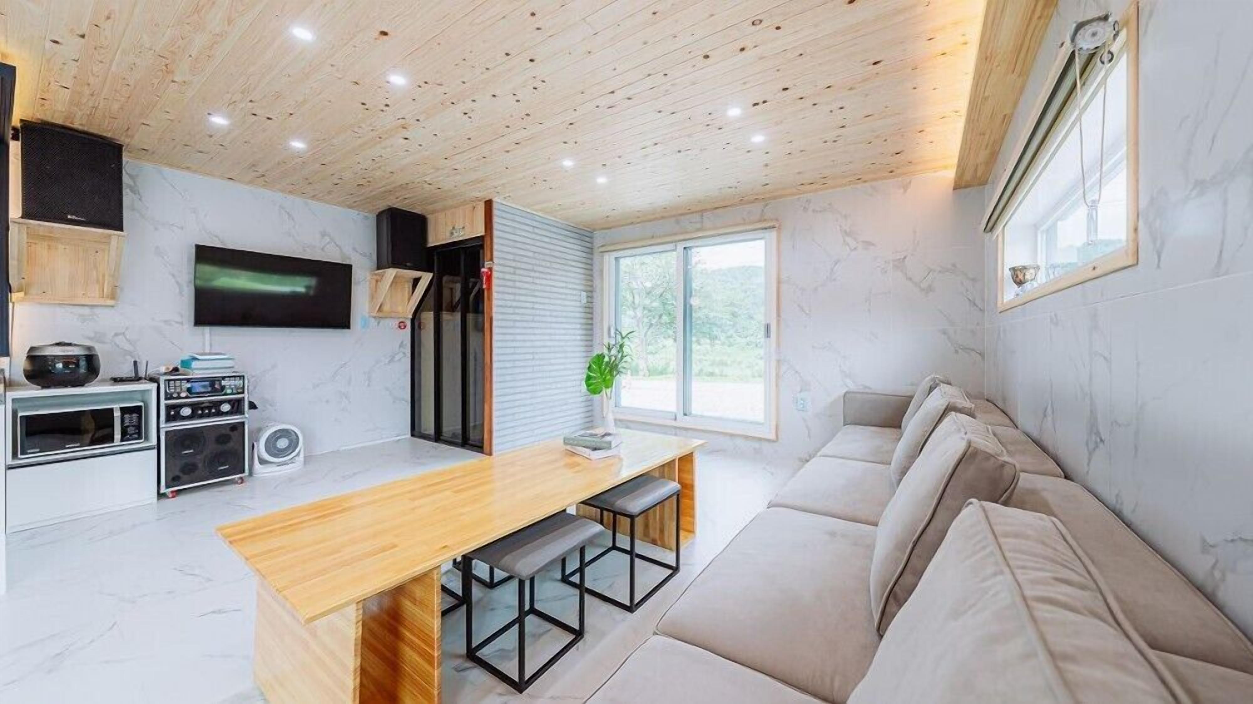 Room (private house)