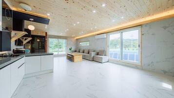 Room (private house)