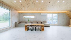 Room (private house)