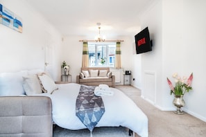 5 bedrooms, iron/ironing board, WiFi, bed sheets