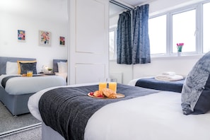 5 bedrooms, iron/ironing board, WiFi, bed sheets