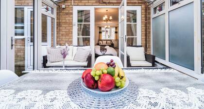 J&J Stay: Luxurious 5 -bedrooms detached house on peterborough