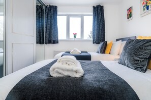5 bedrooms, iron/ironing board, WiFi, bed sheets
