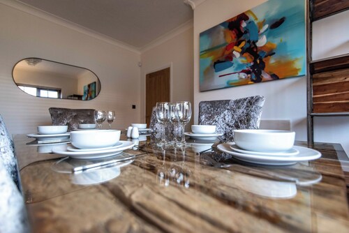 Prime Beeston 3-Bed House with Driveway & Wi-Fi