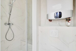 Dusj, hårføner og håndklær