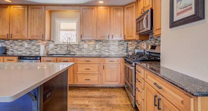 Downtown Dog Friendly Home w/Views + Walk to Free Ski Bus/Eat/Drink/Trails/River-Deck-W/D-Fireplace