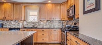 Downtown Dog Friendly Home w/Views + Walk to Free Ski Bus/Eat/Drink/Trails/River-Deck-W/D-Fireplace