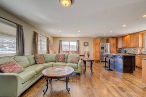 Älytelevisio, takka, DVD-soitin, kirjoja