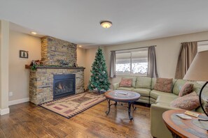 Smart TV, fireplace, DVD player, books - Downtown Dog Friendly Home w/Views + Walk to Free Ski Bus/Eat/Drink/Trails/River-Deck-W/D-Fireplace (Steamboat Springs)
