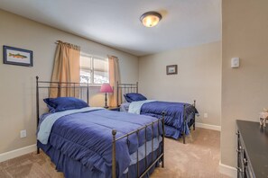 4 bedrooms, WiFi, bed sheets - Downtown Dog Friendly Home w/Views + Walk to Free Ski Bus/Eat/Drink/Trails/River-Deck-W/D-Fireplace (Steamboat Springs)