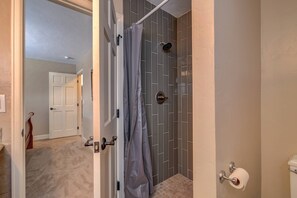 Shower, hair dryer, towels, shampoo - Downtown Dog Friendly Home w/Views + Walk to Free Ski Bus/Eat/Drink/Trails/River-Deck-W/D-Fireplace (Steamboat Springs)