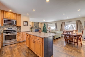 Jääkaappi, uuni, liesi, astianpesukone