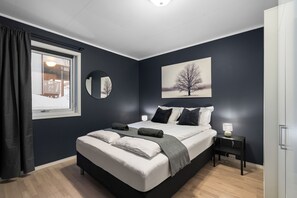 4 soverom, skrivebord, strykejern/-brett og reiseseng for barn