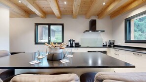 Kjøleskap, mikrobølgeovn, ovn og oppvaskmaskin