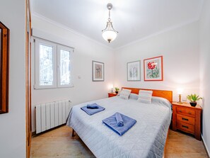 2 bedrooms, desk, iron/ironing board, WiFi