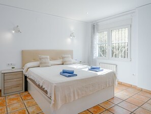 3 makuuhuonetta, työpöytä, internet