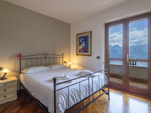 2 bedrooms, iron/ironing board, WiFi