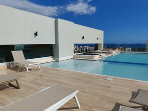 Outdoor pool, pool umbrellas, pool loungers - Style and Confort Village Palmera  (Santo Domingo)