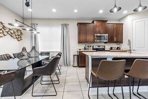 Coffee/tea maker, fridge, microwave, oven - 5BR house sleeps 10 with pool table and spa (Kissimmee)