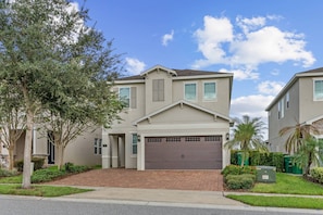 Exterior - 5BR house sleeps 10 with pool table and spa (Kissimmee)