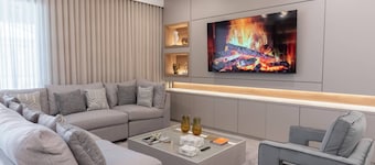 Luxury Villa- 10BR w/ LED Pool/ Windsor Cay