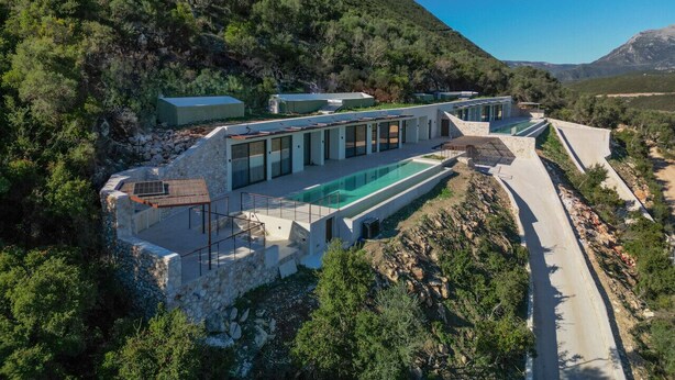 A modern villa with a swimming pool, surrounded by lush greenery and mountains. - Villa Mulberry in Vasiliki (Lefkada)