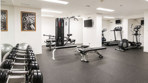 A gym with exercise equipment, a bench, and dumbbells. - Journeyhub Sukhumvit 26 Bangkok (Bangkok)