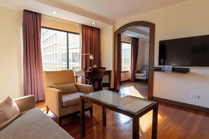 Premier Studio Suite | Living area | 55-inch Smart TV with satellite channels - Journeyhub Sukhumvit 26 Bangkok (Bangkok)