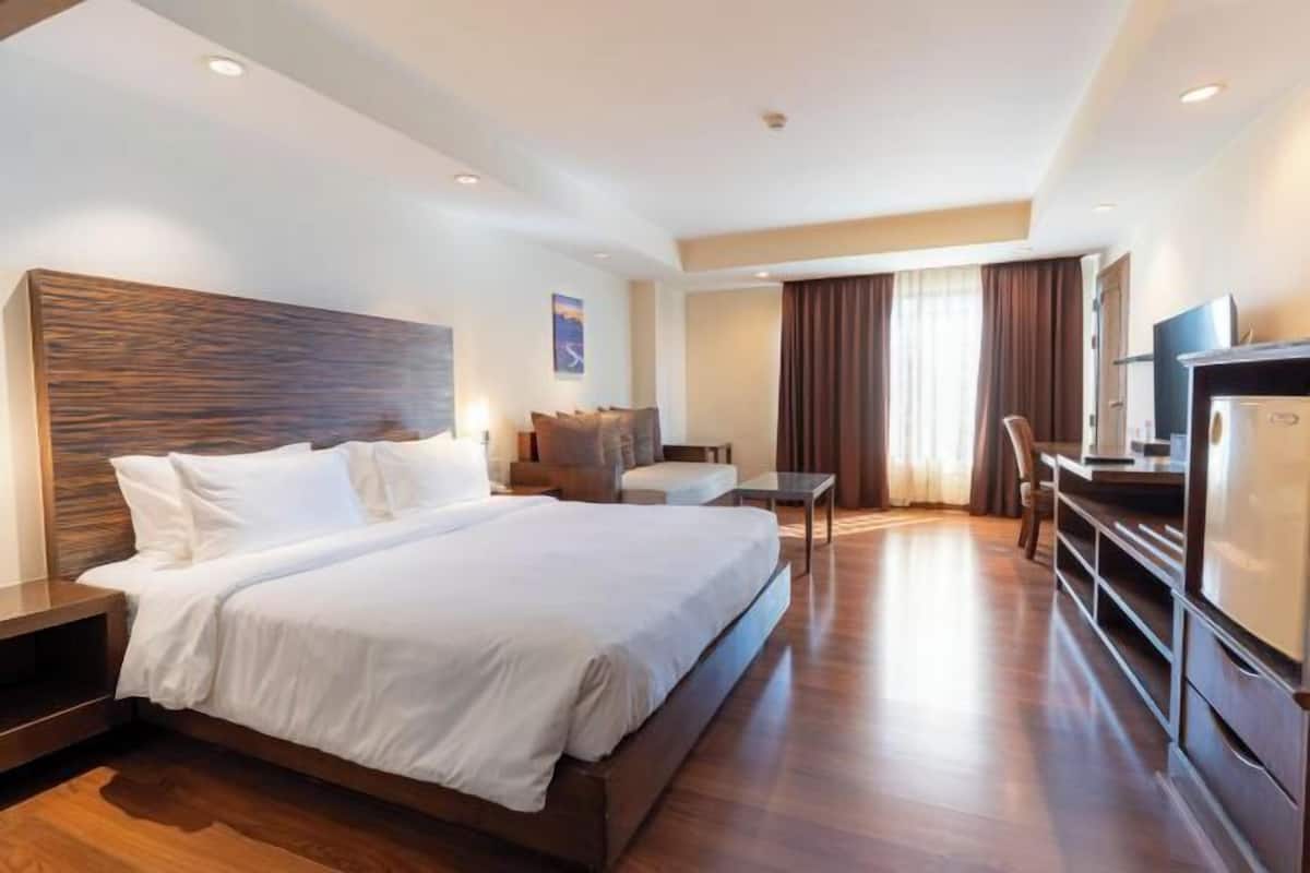 Minibar, caja de seguridad en la habitación y muebles diferentes