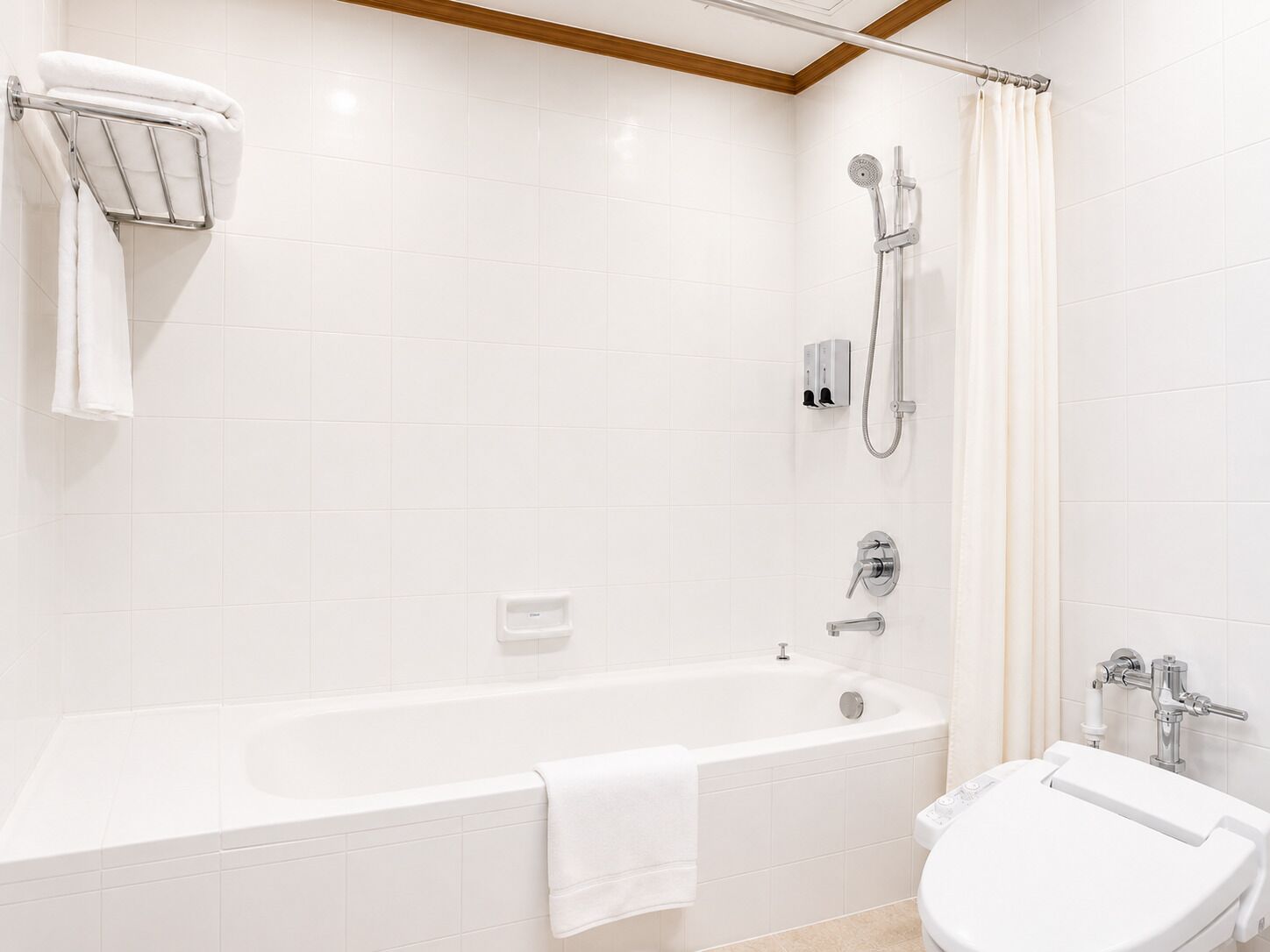 Une salle de bain moderne équipée d’une baignoire, d’une douche et de toilettes.