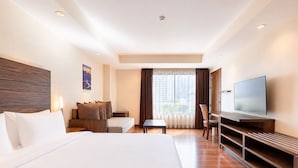Minibar, caja de seguridad en la habitación y escritorio 