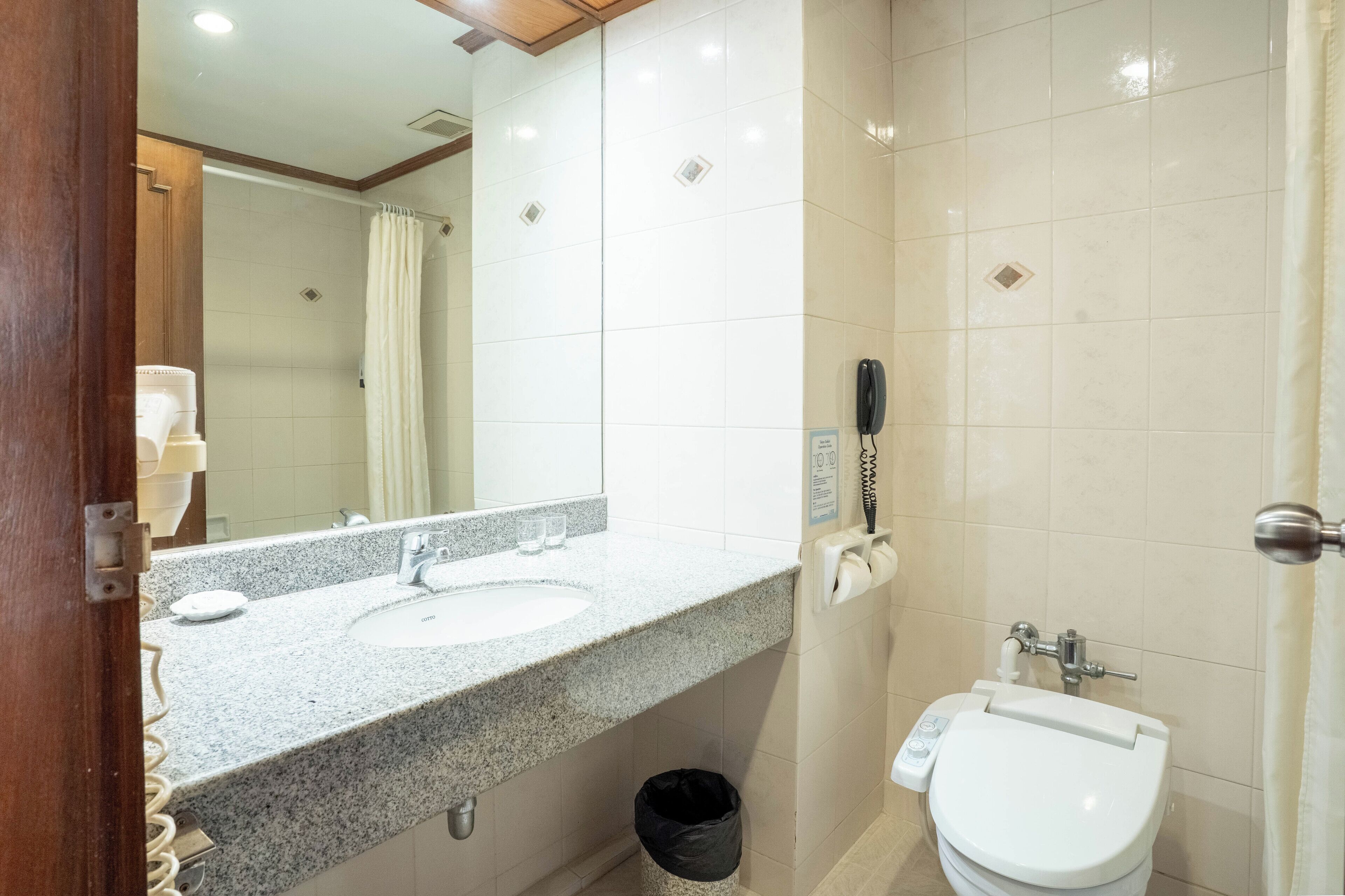 Foto - Journeyhub Sukhumvit 26, Bangkok - Formerly St James Hotel