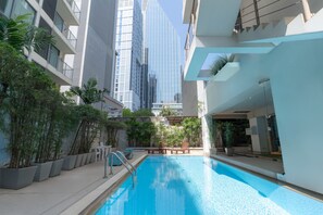 Outdoor pool - Journeyhub Sukhumvit 26 Bangkok (Bangkok)