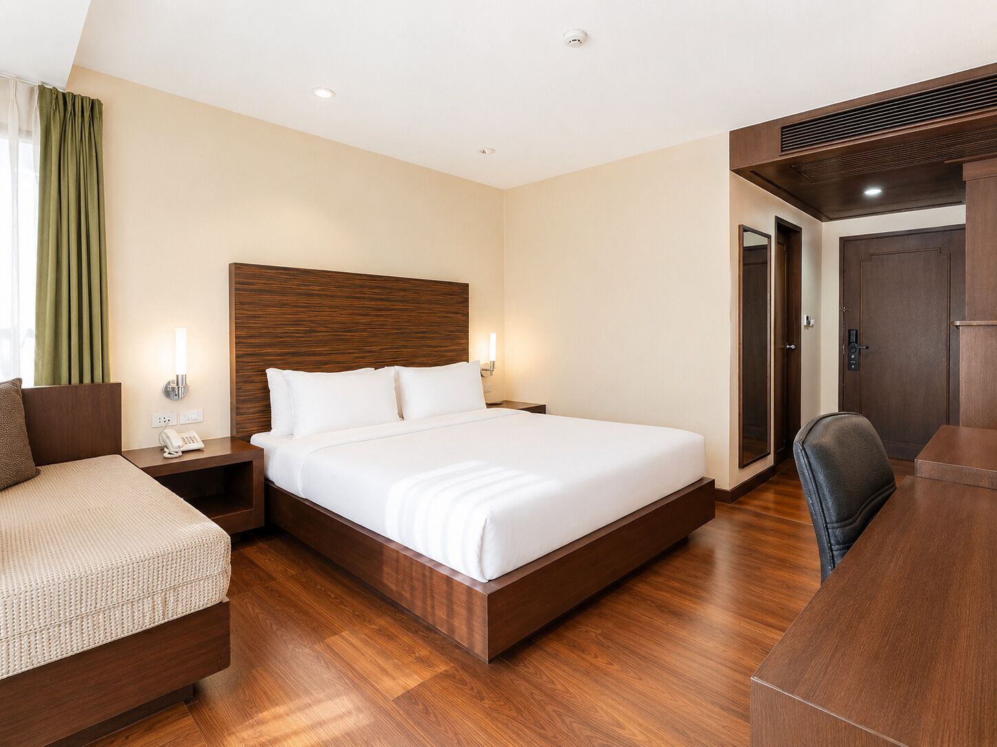 Deluxe Room, 1 King Bed | Minibar, in-room safe, desk, laptop workspace