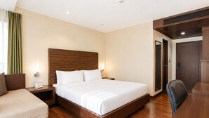 A hotel room with a large bed, bedside tables, a desk, and a chair. - Journeyhub Sukhumvit 26 Bangkok (Bangkok)