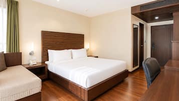 Deluxe Room, 1 King Bed | Minibar, in-room safe, desk, laptop workspace