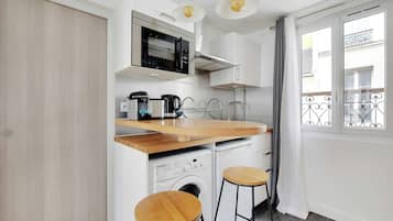 Réfrigérateur, plaque de cuisson, lave-vaisselle, cafetière/bouilloire