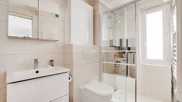 Douche, sèche-cheveux, serviettes fournies