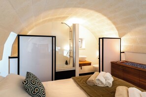 3 habitaciones, escritorio y tabla de planchar con plancha 