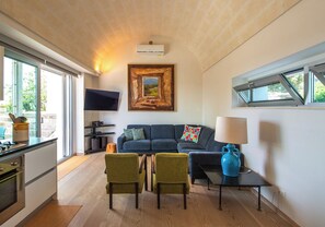 Smart TV, books, stereo