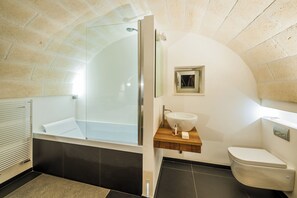 Shower, hair dryer, towels, soap - Villa Apulia private villa with private pool and splendid panoramic views. (Cisternino)