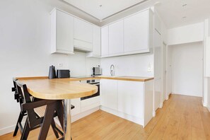 Een koelkast, een microgolfoven, een oven, een kookplaat