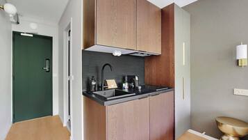 Frigorífico, microondas, placa de cocina y cafetera o tetera