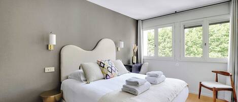 Desk, iron/ironing board, free WiFi, bed sheets